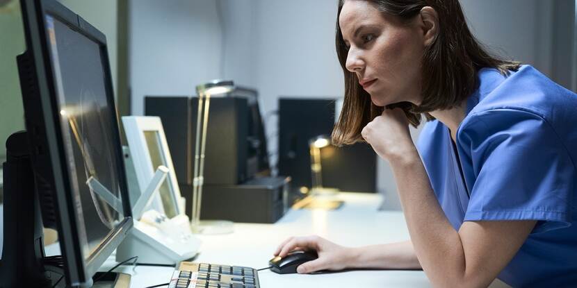 Zorgprofessional achter de computer